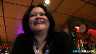 Bir sinov bachelorette qilish ketadi, kelin do&#039;sti uchun isitiladi, va tez-tez polvazo