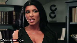 Busty milf kan ikke vente med at blive kneppet af hendes kollega.Hendes mand skjuler til hemmeligt at se hans store bryster kone får kantede.Hun facefucked og rider pik