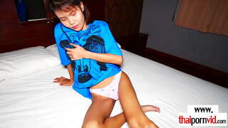 Payat buhok amateur asian bargirl nga nagsakay sa usa ka european nga manok