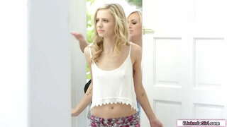 Малки цици тийнейджър облиза, а след това оправил лесбийка bff