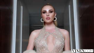 VIXEN Gorgeous babe og kneppe på hot lesbiske trekantsex