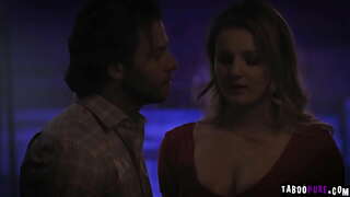 Sexy babe ELiza Evas laat die volwasse stoet stoot haar soet muffin met sy kloppende piel