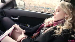 Student devojka vrišti kao ona svršava nakon masturbira joj pička.