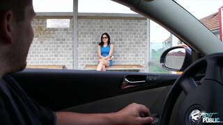 Smerige kerel te plukken eenzame babe in de bus station, de showen hoe cool is het openbaar neuken in de natuur