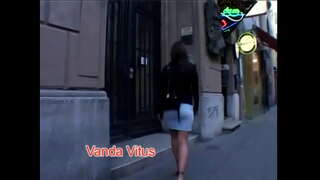 Crnka prekrasna Sara Blue s prirodnim sisama jaše na roku u svim pozama