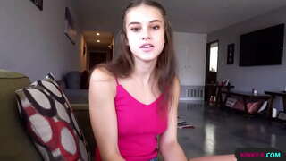 Min stepsister fandt ud af, at hendes kæreste har været snyd på hende og ønsker at komme tilbage på ham, at hun bad mig om at kneppe hende, og lad hende tage billeder af os - Ellie Idol