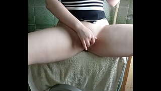 Девојка са дебелог дупе добија оргазам на машину за прање веша и од вибратор