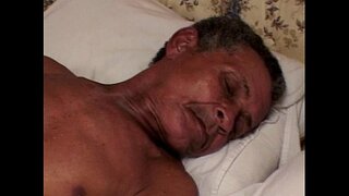 Старецът получава някаква мазна путка