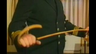 Naval británica de la mujer bastonazos