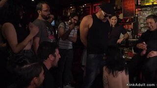 ���ुरो दाट तपकिरी रंगाचे केस गुलाम काही बार केले मार आणि कोंबडा शोषक