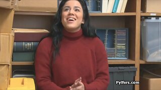 Curvy लॅटीना चोर पर्दाफाश आणि द्वारे fucked खडबडीत गार्ड