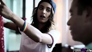 Чад, който е част от семейна къща, с подарък в ръка, Чува, тъй като той влиза