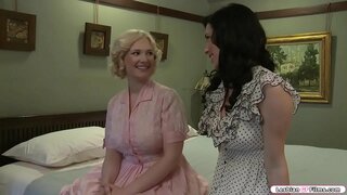 Busty блондинка посещава приятелката си брюнетка и те започват да говорят за размера на гърдите си.След това те се възбуждат и започват да се целуват един друг.Следващата си приятелка смуче си цици и облизва си путка.В отговор тя прави същото с приятелката си.