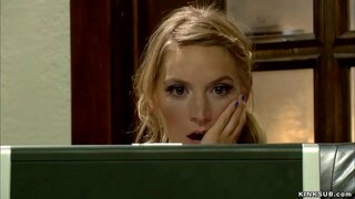 Blonde teen Mona Kimrio trovis porna filmo de ŝia stepmom Simone Sonay sur la interreto kaj tiam ekfrapis kaj anal fucked ŝin en sklaveco en la lito