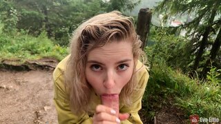 Mignon fille la prend profond dans sa bouche sous la pluie - Eva Elfie