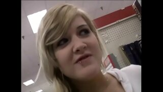 Гореща кучка обича да вземат огромен хуй в устата