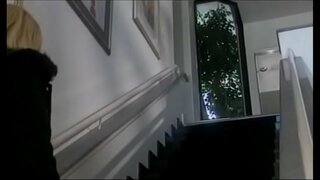 Fa força calor i temptador de la nena rossa amb grans gerres Brittney Skye fet individu a prendre un bany per perforar la seva