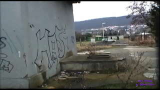 Девојката е многу запалена и сака да се ебе веднаш дури и на улица